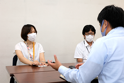 厚木市役所　加藤様（左）、相原様（右）