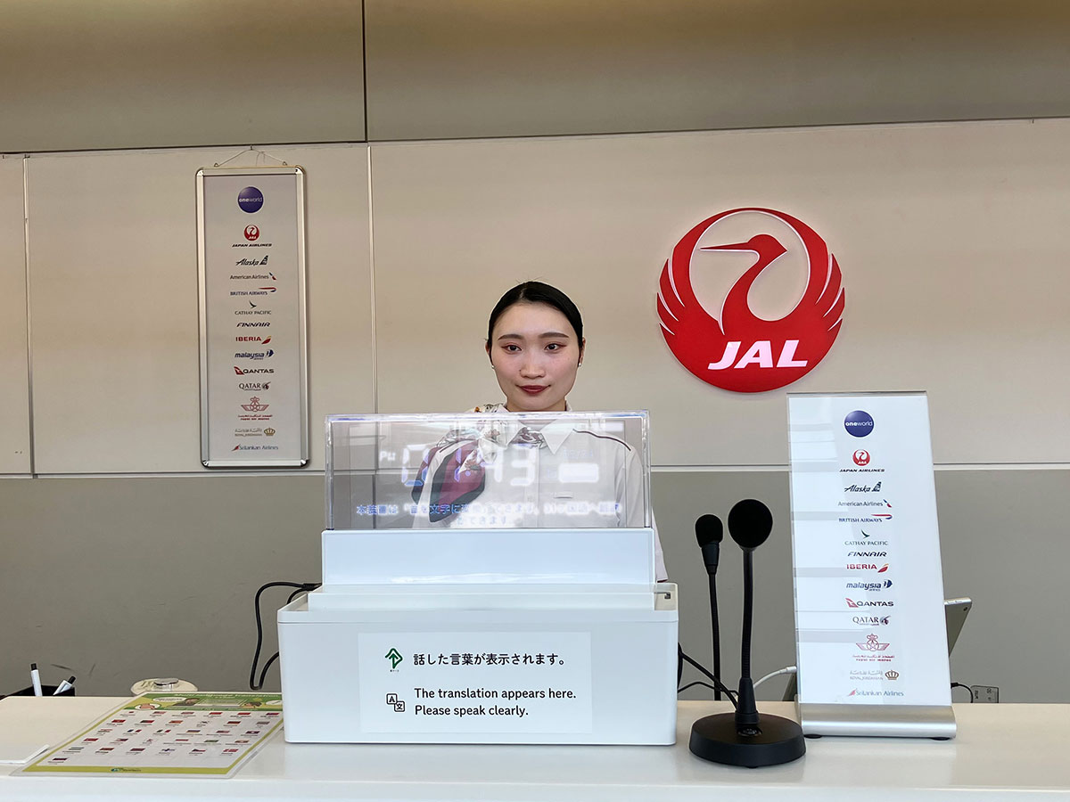 日本航空（JAL）様の空港カウンターの写真