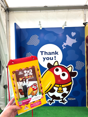 オリジナルの「チョコボールバッグ」に写真を飾った様子
