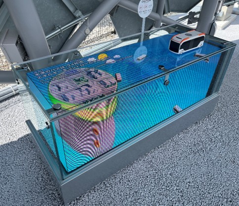 万博　東ゲート北停留所に導入したLEDビジョンの外観