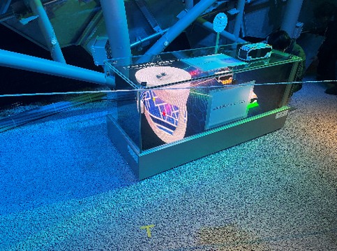 万博会場内　東ゲート北停留所のLEDビジョン　夜の様子