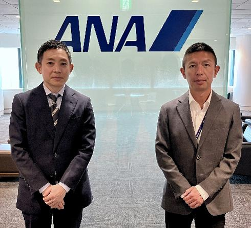 株式会社ANA Cargo 国内貨物販売部　戸田 貴男様 と DNP佐藤の写真