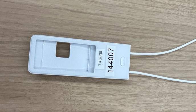 来場者にお渡ししたUWBタグの写真