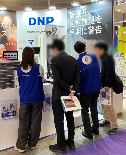 DNPアイディーシステムのブースが来場者で賑わっている様子