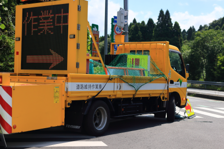 高速道路事業者の車両の写真