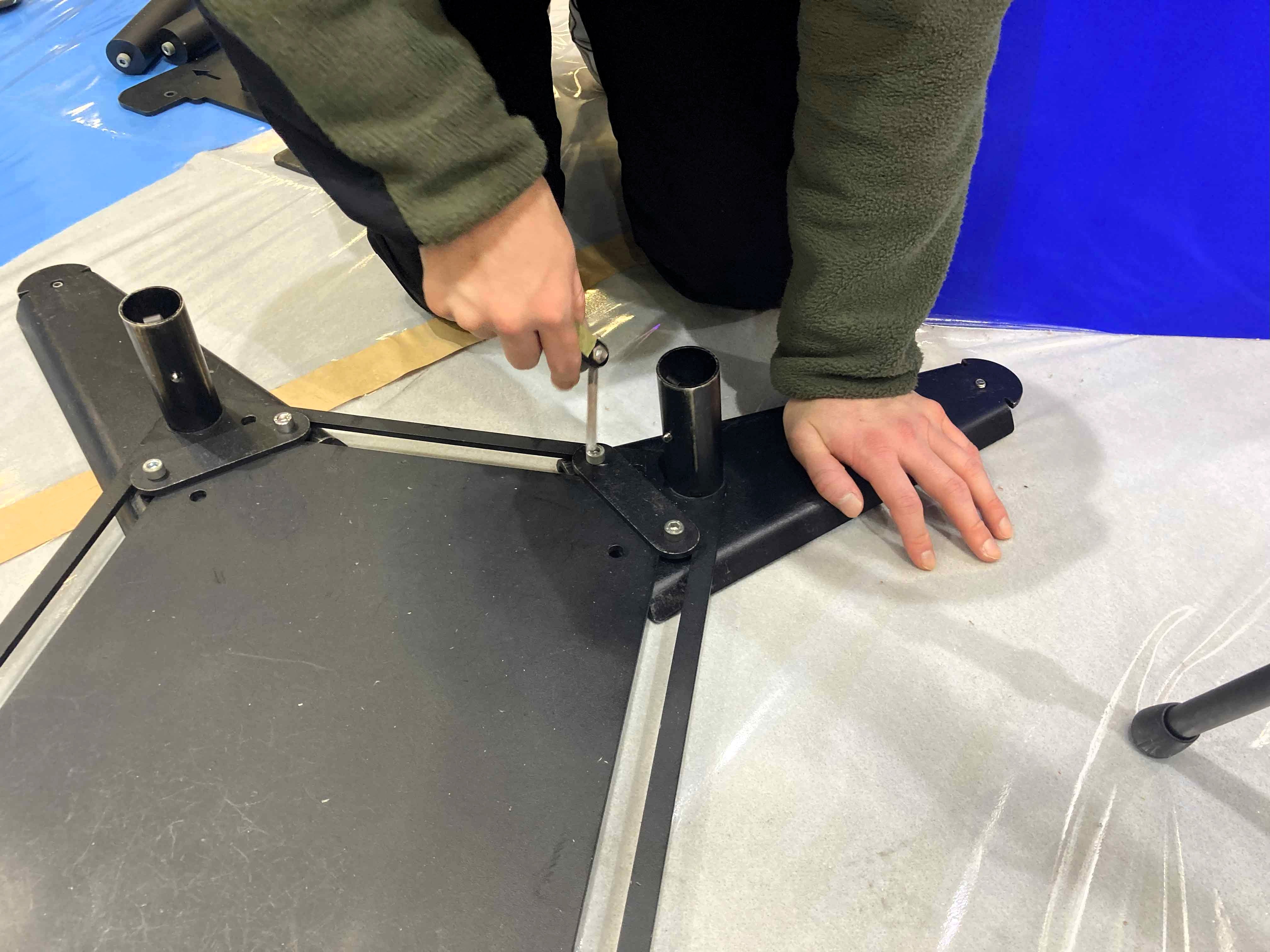 転倒防止版組み立ての様子