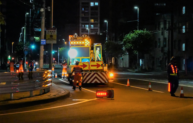 「DNP高視認性パターンライト」は、道路工事現場でご活用いただけます。