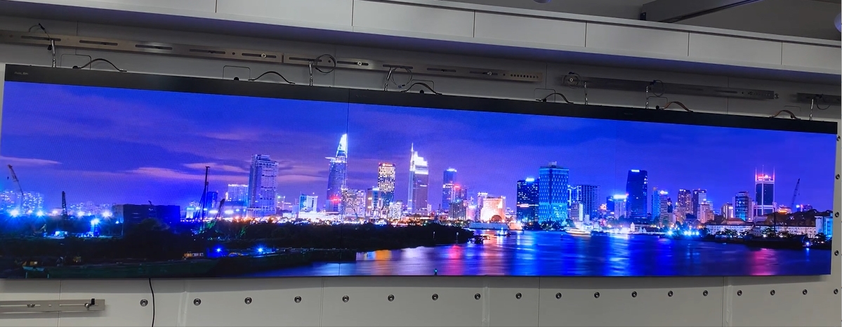 薄型LEDディスプレイを連結させたときの様子