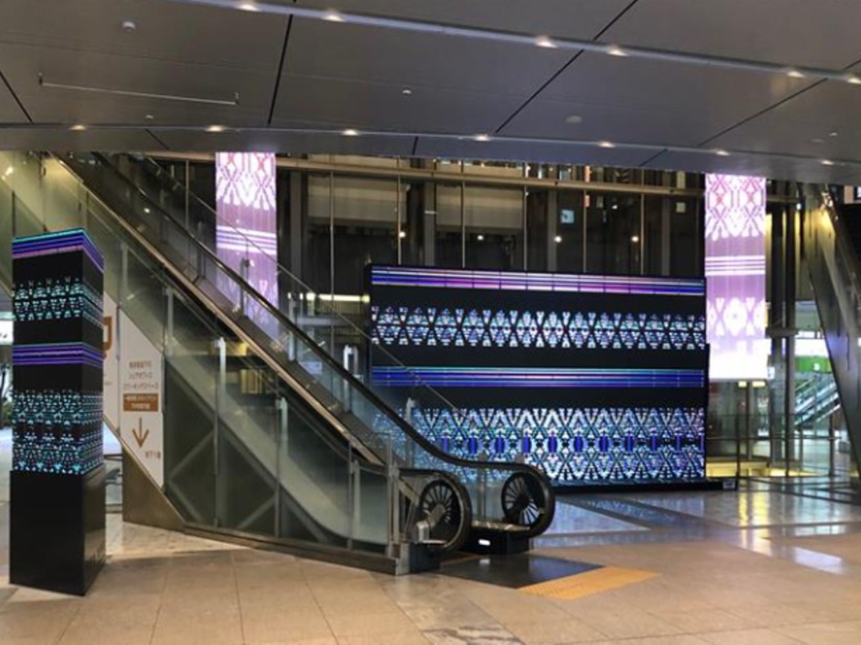 JR博多駅へのLEDビジョン導入事例