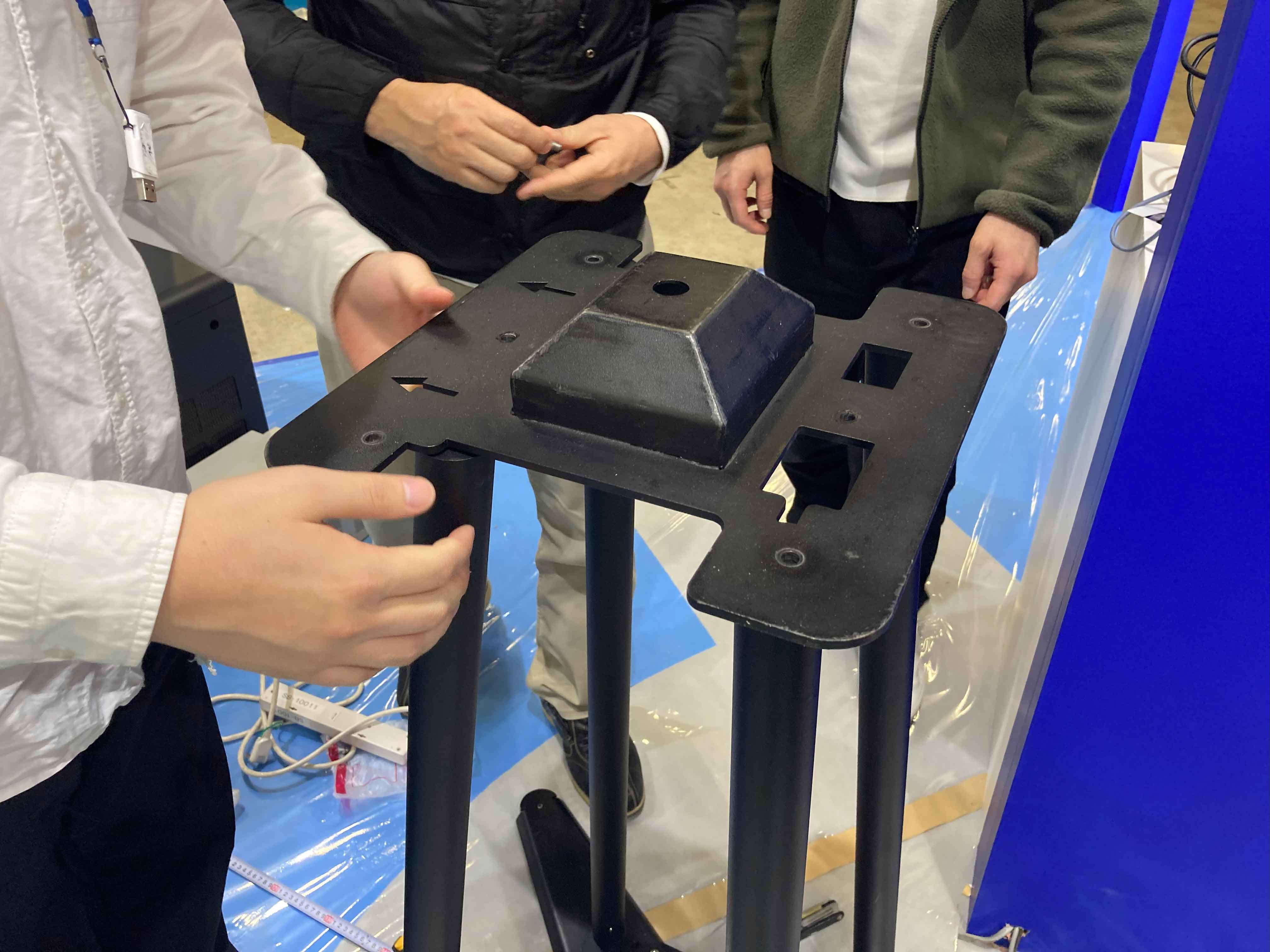 脚の上に台座を取り付ける様子