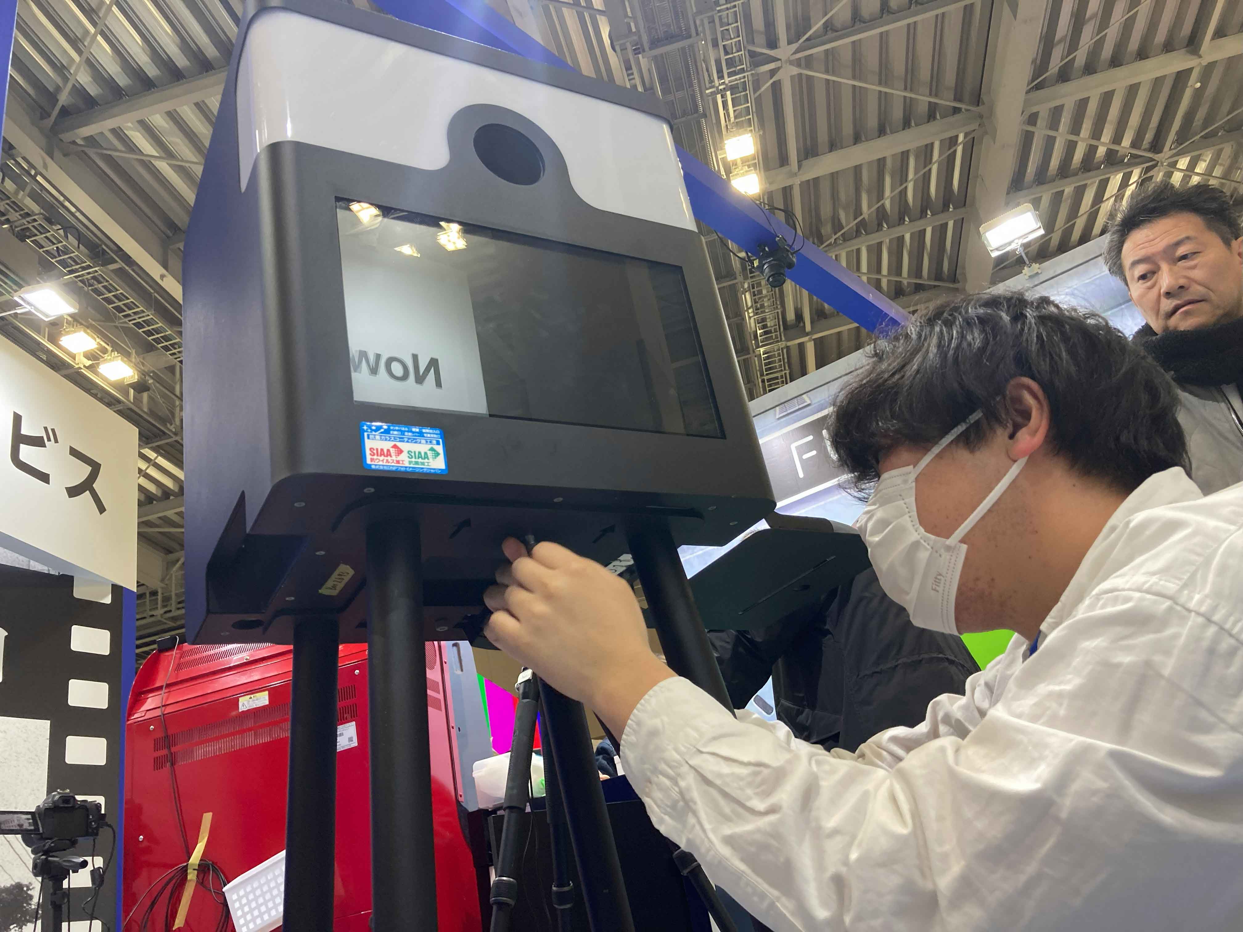 台座と撮影部を取り付ける様子