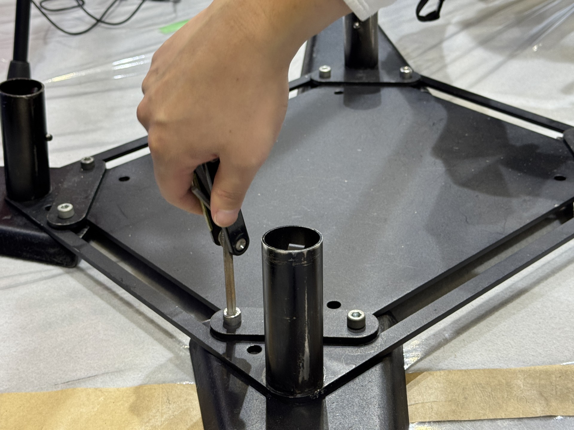 底面板に転倒防止版を取り付ける様子