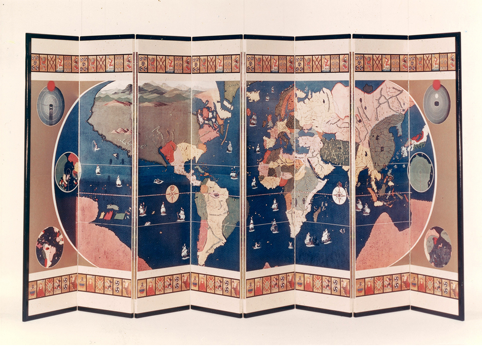「世界図屏風」の複製画(現品は神戸市立博物館所蔵)