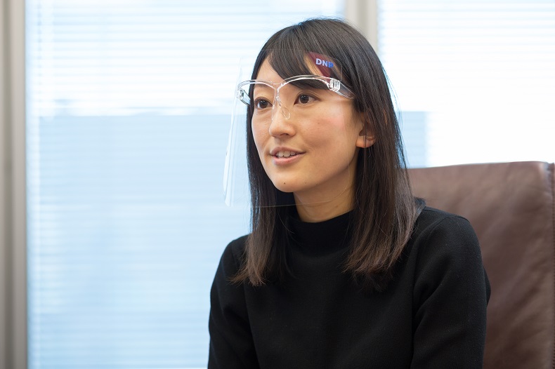 超低反射フェイスシールドを装着している酒井美希（コンバーティングセンター）