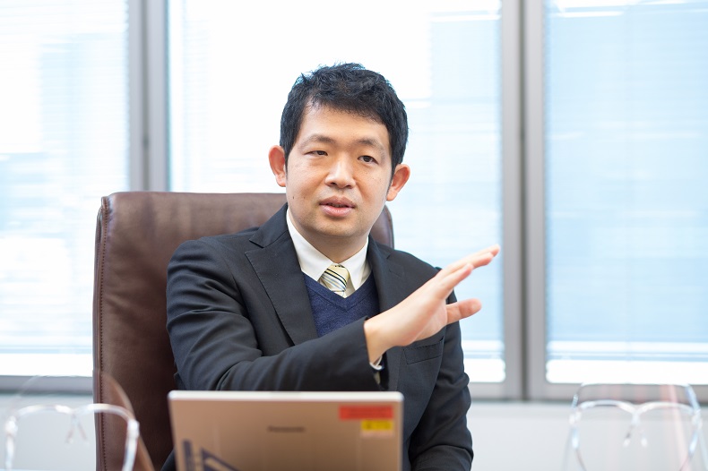 超低反射フェイスシールドを装着している笹本和雄（ファインオプトロニクス事業部新規事業開発本部）