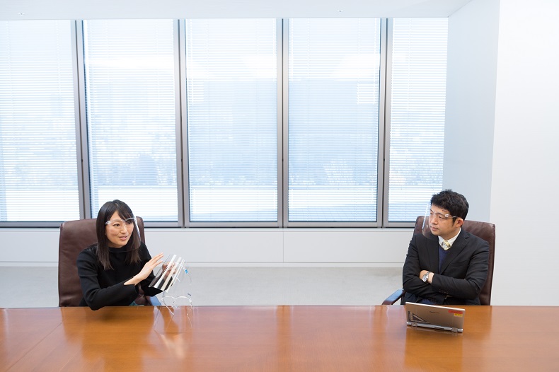 酒井美希（コンバーティングセンター）と 笹本和雄（ファインオプトロニクス事業部新規事業開発本部）