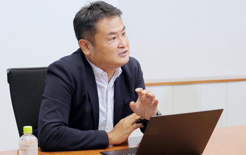取組みについて話す鈴木乾也